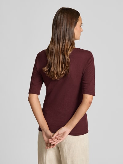 Frauenmodel trägt Damen T-Shirt mit U-Boot-Ausschnitt von Christian Berg Woman, Reine Baumwolle, Regular-Fit, Meliertes Design, Rückenlänge 58 cm, Ganzkörperansicht Rückansicht.