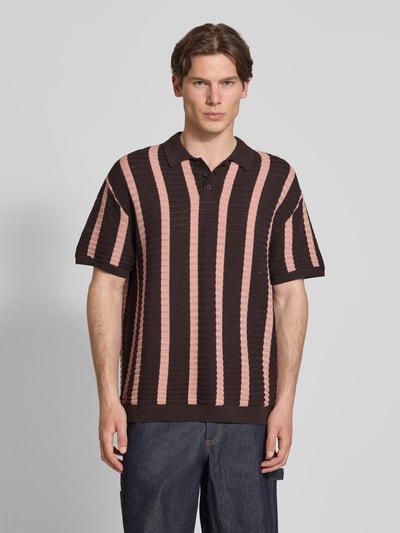 Männermodel trägt Regular Fit Strick-Poloshirt Modell 'POUL' von Redefined Rebel aus Baumwoll-Mix mit Knopfleiste, Ganzkörperansicht von vorne.