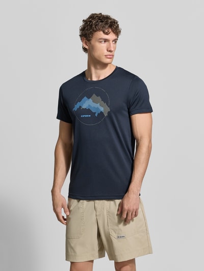 Männermodel trägt Regular Fit T-Shirt mit Rundhalsausschnitt Modell 'Bearden' von Icepeak, Logo-Print, dunkelblau, Nahaufnahme Oberkörper.