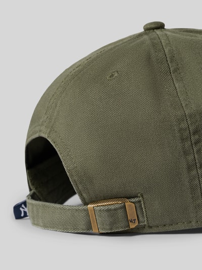 Produktfoto, groene baseballpet van puur katoen Model 'NEYYAN' van '47, klassieke pasvorm, metalen verstelbare sluiting, motief- en logostitching, luchtgaten