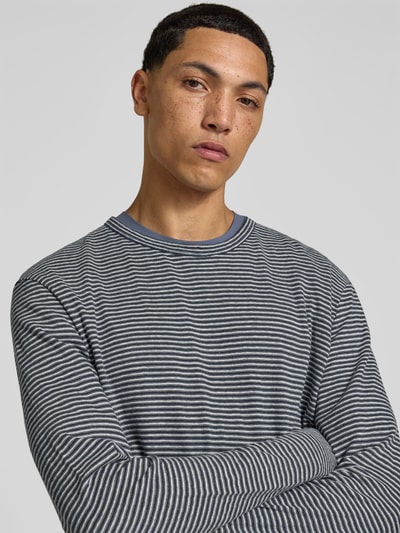 Männermodel trägt Regular Fit Longsleeve aus linnenmix van Officine Générale met fijne streepmotief, ronde hals, heren, ruglengte maat M 66 cm, nahaufnahme oberkörper