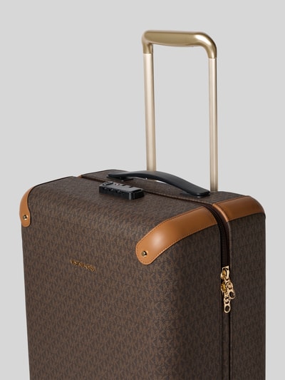 Produktfoto, Trolley mit Label-Applikation von MICHAEL Michael Kors, brązowy wzór, aplikacja z metką, główna przegroda, zamek błyskawiczny dwustronny, teleskopowy uchwyt, szerokość 35 cm, długość 50 cm, głębokość 22 cm, uchwyty do noszenia.