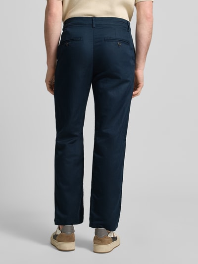 Męski model nosi Regular Fit Leinenhose aus Baumwoll-Leinen-Mix Modell 'MILES' von SELECTED HOMME, efekt: jednolity kolor, krój regular fit, 5 kieszeni, zapięcie na guzik i zamek błyskawiczny, mieszanka bawełny i lnu, całkowity widok od tyłu.