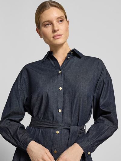 Frauenmodel trägt Hemdblusenkleid in Denim-Optik mit Bindegürtel von ARMANI EXCHANGE, reine Baumwolle, Midikleid, Nahaufnahme Oberkörper.