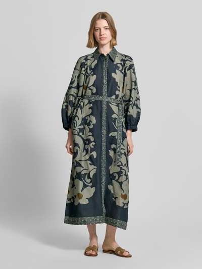 Frauenmodel trägt Hemdblusenkleid mit Bindegürtel von Luisa Cerano, taillierter Schnitt, Midilänge, florales Muster, Ganzkörperansicht von vorne.