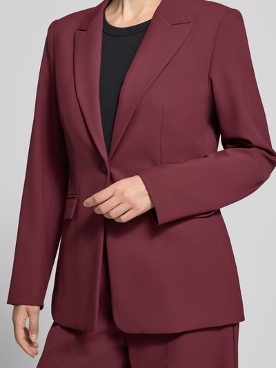 Frauenmodel trägt Regular Fit Blazer mit Reverskragen Modell 'Leonora' von MOS MOSH in Dunkelrot, Knopfverschluss, Nahaufnahme Oberkörper.