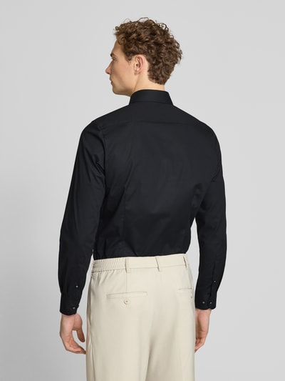 Männermodel trägt Body Fit Business-Hemd aus Baumwolle mit Kentkragen von OLYMP Level Five in Schwarz, Rückenansicht, Reine Baumwolle, Knopfleiste, Rückenlänge bei Größe 40: 79 cm, Schulterbreite bei Größe 40: 40 cm, Ärmellänge bei Größe 40: 65 cm.