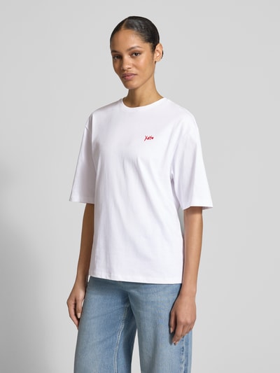 Frauenmodel trägt Relaxed Fit T-Shirt mit Motiv-Stitching von comma, Weiß, Baumwoll-Elasthan-Mix, Rundhals, Halbarm, Ganzkörperansicht von vorne.