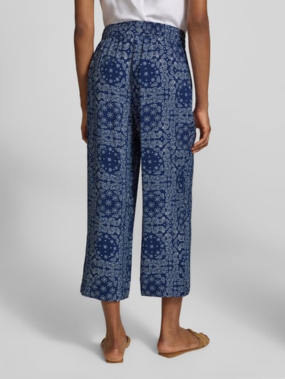 Frauenmodel trägt Relaxed Fit Culotte aus Viskose-Mix von s.Oliver RED LABEL, dunkelblau mit weißem Muster, Ganzkörperansicht Rückansicht.