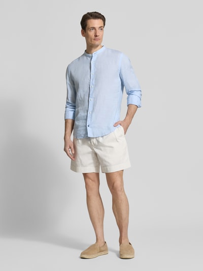 Männermodel trägt Slim Fit Leinenhemd aus reinen Leinen mit Stehkragen von OLYMP, hellblau, durchgehende Knopfleiste, Ganzkörperansicht von vorne.