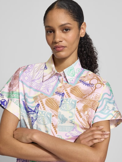 Frauenmodel trägt Regular Fit Bluse im Allover-Look von Marc Cain aus reiner Baumwolle mit Hemdblusenkragen, Nahaufnahme Oberkörper.