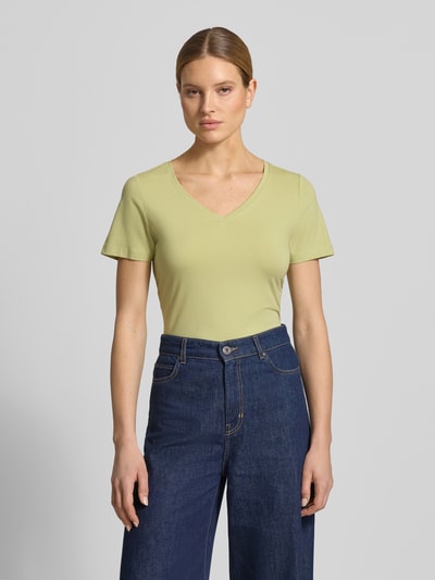 Frauenmodel trägt Regular Fit T-Shirt aus Baumwoll-Mix von s.Oliver RED LABEL in Optik: Unifarben, V-Ausschnitt, Kurzarm, Jersey; Ganzkörperansicht von vorne.