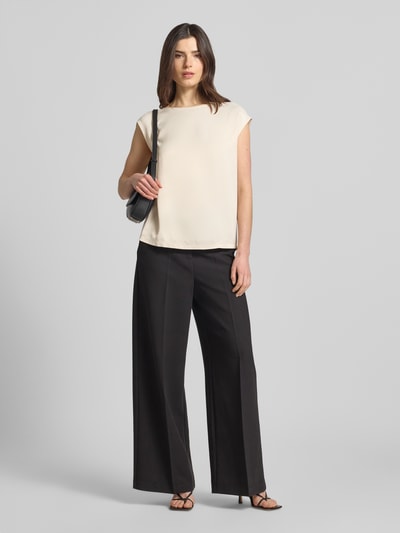 Frauenmodel trägt Relaxed Fit Blusenshirt aus Viskose-Mix von s.Oliver BLACK LABEL, Optik: Unifarben, Materialverarbeitung: Satin, Ganzkörperansicht von vorne.