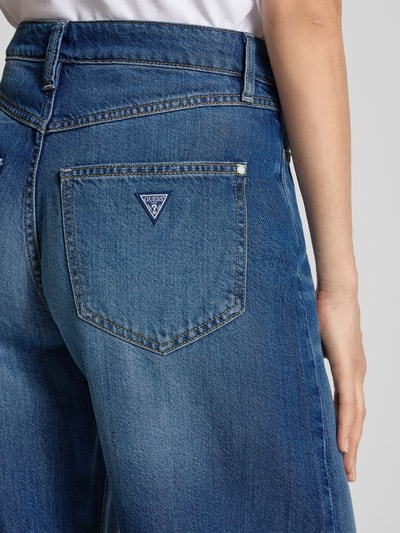 Frauenmodel trägt Wide Leg Jeans im 5-Pocket-Design Modell 'BELLFLOWER' von Guess, blau, Lyocell-Mix, Detailaufnahme Rückansicht.