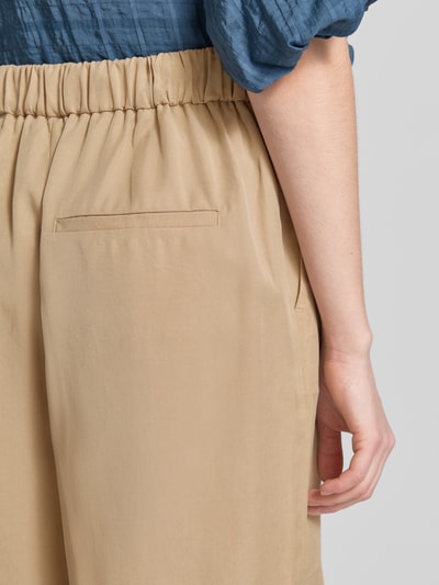 Frauenmodel trägt Straight Fit Shorts und Leinen-Anteil von Marc O'Polo in Beige, elastischer Bund, seitliche Eingrifftaschen, Detailaufnahme