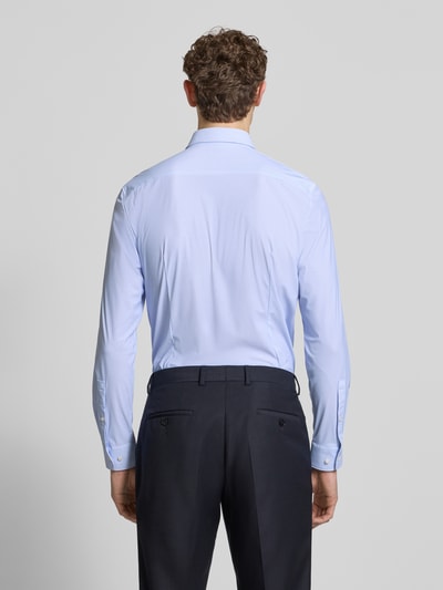 Męski model nosi Slim Fit Business-Hemd mit Kentkragen von Jake*s w jasnoniebieskim kolorze, elastyczna mieszanka materiałów, długie rękawy, sportowe mankiety, z listwą guzikową, krój slim fit, długość tyłu w rozmiarze 39/40: 79 cm, szerokość ramion: 45 cm, długość rękawa: 67 cm, widok całej sylwetki od tyłu.