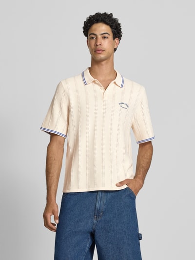 Mannenmodel draagt Regular Fit poloshirt in tricotlook model 'Menton' van Jack & Jones, puur katoen, kortemouw, ruglengte maat M 70 cm, lichte kleur met blauwe accentstrepen, voorkant, half totale lichaamsopname