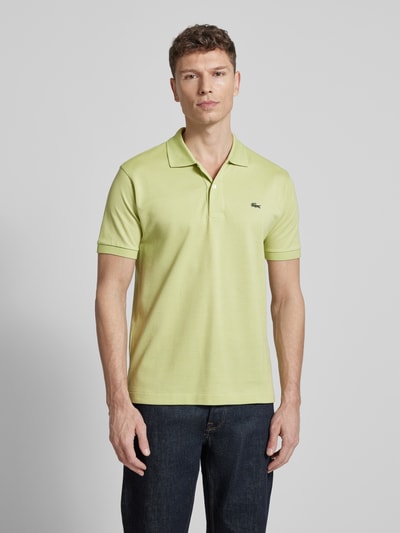 Männermodel trägt Regular Fit poloshirt uit puur katoen van Lacoste, look: effen, logostitching, piqué, korte mouw, rompzoom, ganzkörperansicht van voren