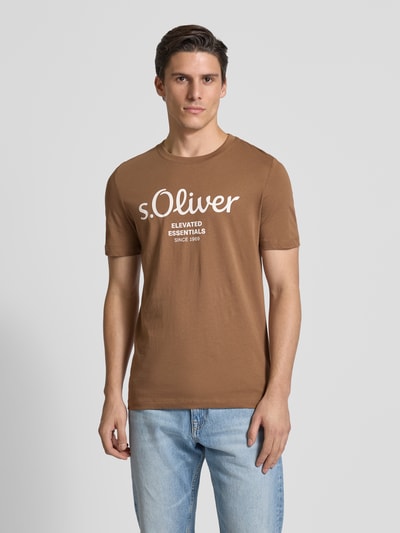 s.Oliver RED LABEL Regular Fit T-Shirt aus reiner Baumwolle mit großem Label Print Mittelbraun 4