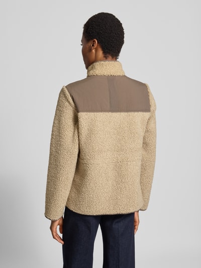 Frauenmodel trägt Fleecejacke mit Zweiwege-Reißverschluss Modell 'Elisa Eli' von MOS MOSH in Beige und Braun, Rückenansicht, Ganzkörperansicht Rückansicht, Regular Fit, Stehkragen, strukturierte Oberfläche, Kontext: Damen Fleecejacke, Eingrifftaschen, Maße Größe S.