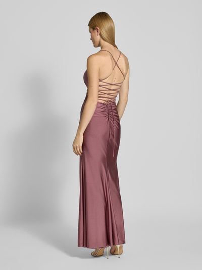 Kobiece modelka nosi Sukienka wieczorowa w kopertowym stylu od Mascara z satyny, krój slim fit, dekolt w kształcie serca, bez rękawów, cienkie ramiączka, długość do ziemi, wszyty zamek błyskawiczny, długość tyłu w rozmiarze 36: 143 cm, szerokość w rozmiarze 36: 38 cm, widok całej sylwetki z tyłu.