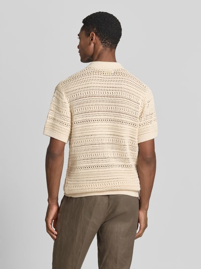 Mannelijk model draagt Modern Fit vrijetijdsoverhemd in tricotlook met knoopsluiting van Jack & Jones Premium, rugaanzicht. Ruglengte maat M: 72 cm, mouwlengte maat M: 23 cm, puur gewaxte katoen, model 'BLUHAMILTON', kentkraag.