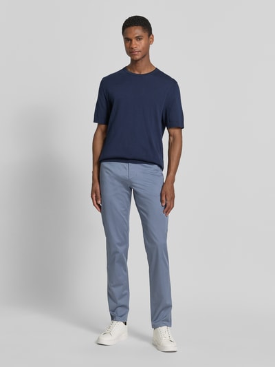 Männermodel trägt Hose mit Eingrifftaschen von Christian Berg Men aus Baumwoll-Elasthan-Mix in Blau, Regular-Fit, Ganzkörperansicht von vorne.