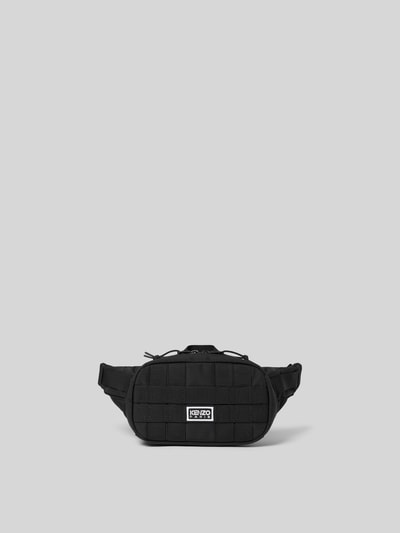 Produktfoto, Bauchtasche mit Zweiwege-Reißverschluss von Kenzo, schwarzes Strukturmuster, Label-Patch, kurzer Schulterriemen, vor grauem Hintergrund