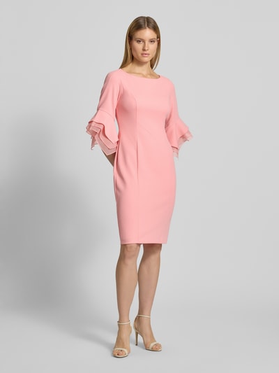 Modelka kobieca ma na sobie 'Knielanges Cocktailkleid mit Rundhalsausschnitt' od Adrianna Papell, mieszanka materiałów z dodatkiem streczu, prosty krój, długość do kolan, okrągły dekolt, długość tyłu w rozmiarze 36: 102 cm, szerokość w rozmiarze 36: 64 cm, długość rękawów w rozmiarze 36: 40 cm. Ujęcie całej sylwetki z przodu.