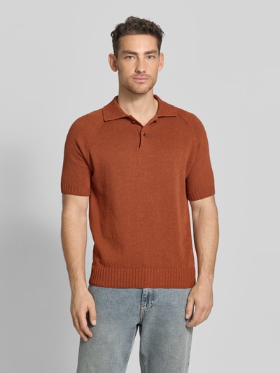 Męski model nosi Regular Fit Poloshirt aus Baumwoll-Kaschmir-Mix mit Knopfleiste od GRAN SASSO, ceglany odcień, krój regular fit, strickshirt, długość pleców 68 cm w rozmiarze 50, widok całej sylwetki z przodu