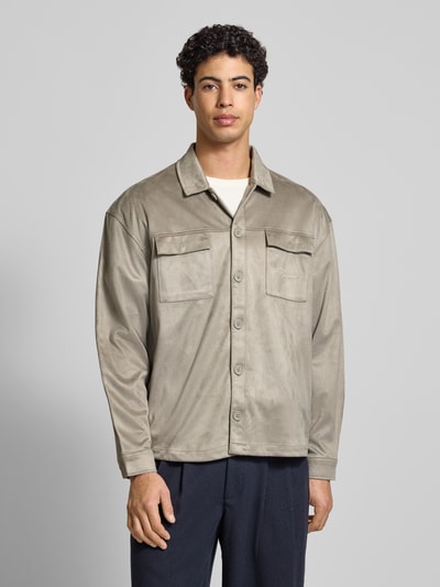 Männermodel trägt Relaxed Fit Hemdjacke mit Brusttaschen und Label-Stitching von Pegador aus Velours, Kentkragen, Knopfleiste, Rückenlänge 70 cm, Ganzkörperansicht von vorne.