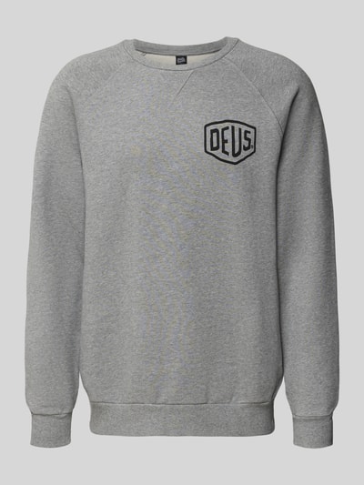 Produktfoto, graues Sweatshirt mit Logo und Rundhalsausschnitt aus reiner Baumwolle, Relaxed-Fit, Herren, DEUS EX MACHINA, strukturierte Oberfläche.