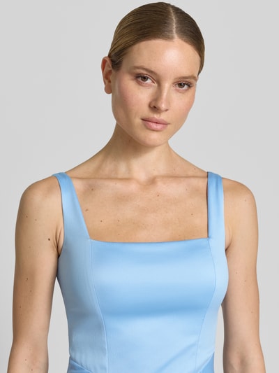 Kobiece modelka nosi Midikleid in A-Linie von Jake*s Cocktail, jasnoniebieski, taliowany krój, bez rękawów, efekt fałdowania, zbliżenie górnej części ciała