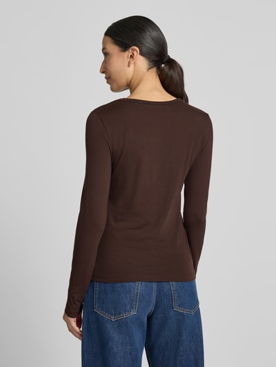 Frauenmodel trägt dunkelbraunes Slim Fit Langarmshirt aus Lyocell-Mix Modell 'ADA' von VERO MODA, Damen Langarmshirt, Ganzkörperansicht Rückansicht.