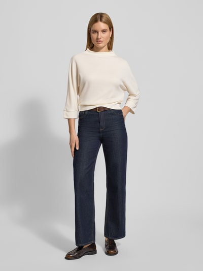 Vrouwenmodel draagt shirt met lange mouwen met 3/4-mouwen en opstaande kraag, materiaalmix met viscose, los model, model 'Sagida' van Opus, ribboorden, ruglengte maat 36: 60 cm, geheel voorkant.