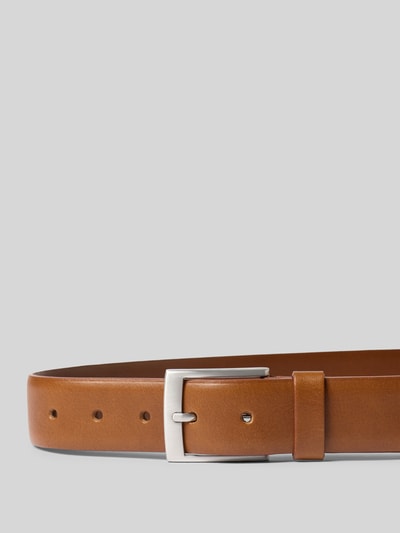 Produktfoto, Gürtel aus echtem Leder Modell 'Basic Belt' von s.Oliver BLACK LABEL in cognacbraun mit silberner Schnalle, glatte Oberfläche