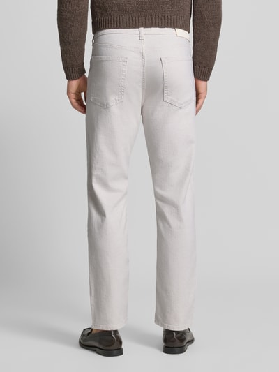 Męski model nosi Straight Fit Jeans aus Baumwoll-Leinen-Mix von Marc O'Polo, jasnoszare, widok całej sylwetki z tyłu.