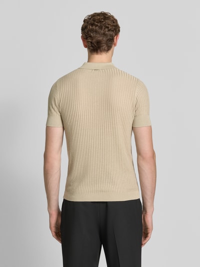 Männermodel trägt Slim Fit Poloshirt aus Viskose-Mix mit Leinen-Anteil von Antony Morato, Strick-Optik, Rückenlänge 70 cm, Ganzkörperansicht Rückansicht.
