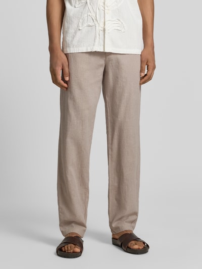 Männermodel trägt Hose aus Leinen-Baumwoll-Mix mit elastischem Bund von Lindbergh in Beige, Regular-Fit, Eingrifftaschen, Nahaufnahme Oberkörper. Bundweite bei Größe M: 40 cm, Innenbeinlänge bei Größe M: 79 cm.