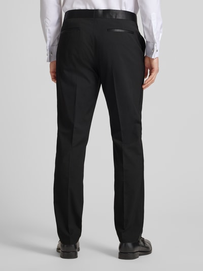 Männermodel trägt Regular Fit Stoffhose mit Viskose-Anteil von Christian Berg Men, Schwarz, Bügelfalten, Gesäßtaschen, Ganzkörperansicht Rückansicht.
