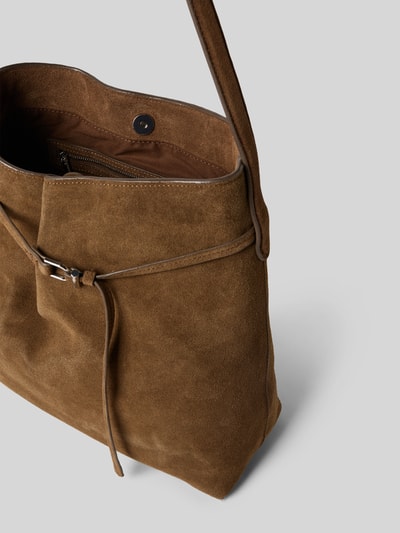 Produktfoto, Bucket Bag mit Tragehenkel von Mango aus Rindsleder in Braun, Hauptfach mit Magnetverschluss, Reißverschluss-Innenfach, Maße 30x32x13 cm, Schulterriemen 78 cm.