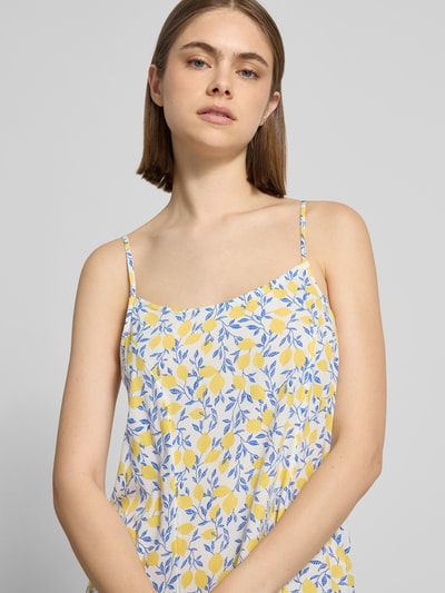 Frauenmodel trägt schmales Freizeitkleid aus reiner Viskose Modell 'BARRI' von Pieces, florales Allover-Muster, Nahaufnahme Oberkörper.