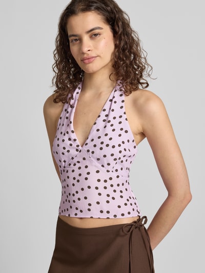 Vrouwenmodel draagt Neckholder-Top aus Viskose im Allover-Look Model 'Fleur' van LeGer, zuiver viscose, slim fit, v-hals, all-over look, ruglengte bij maat 36: 23 cm, vooraanzicht bovenlichaam