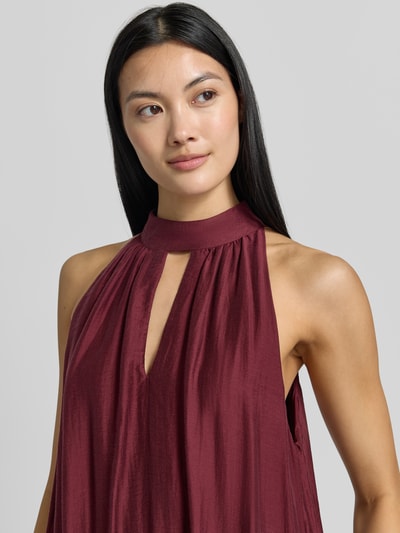 Frauenmodel trägt Midikleid aus Lyocell-Mix mit Cut Out von Jake*s Collection, A-Linie in Bordeaux, strukturierte Oberfläche, Nahaufnahme Oberkörper. Rückenlänge bei Größe 36: 126 cm, Brustweite bei Größe 36: 46 cm.