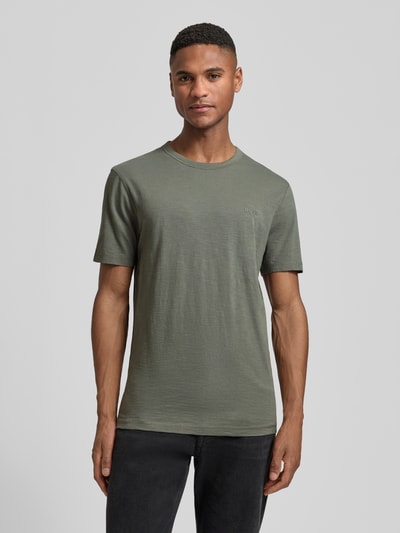 Męski model nosi Regular Fit T-Shirt aus strukturierter Baumwolle Modell 'TEGOOD' von BOSS Orange, jednolity, z nadrukiem logo, okrągły dekolt, krótki rękaw, 100% bawełna, całkowite ujęcie z przodu.