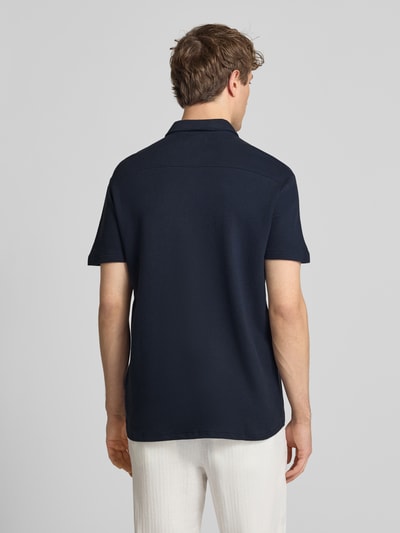 Männermodel trägt Regular Fit Freizeithemd mit Kentkragen Modell 'FILLIP' von Blend, Strukturmuster, Reine Baumwolle, Rückenansicht, Ganzkörperansicht Rückansicht.