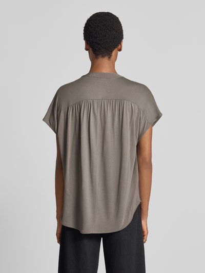 Frauenmodel trägt Regular Fit T-Shirt aus Modal-Mix Modell 'T076' von Jake*s, grauer Farbton, glatte Struktur, Ganzkörperansicht Rückansicht, Damen T-Shirt von Jake*s Collection.