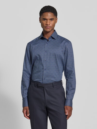 Männermodel trägt Modern Fit Businesshemd aus reiner Baumwolle von OLYMP, blau gemustert, glatte Oberfläche, Ganzkörperansicht von vorne, Herren Businesshemd von OLYMP.
