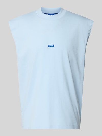 Produktfoto, Relaxed Fit Tank Top aus reiner Baumwolle Modell 'NAVERTZ' von HUGO in Optik: Unifarben mit Label-Patch, Jersey-Textur, Farbton Hellblau.
