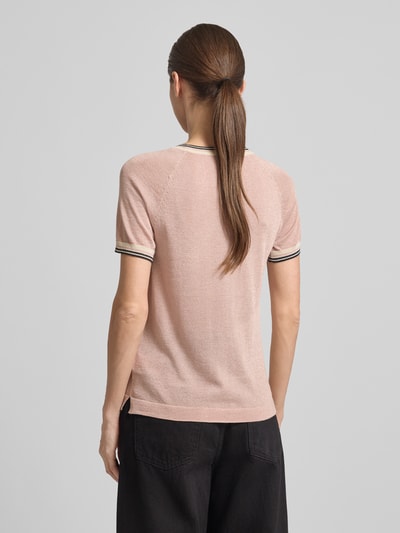 Frauenmodel trägt Regular Fit T-Shirt aus Viskose-Mix in Strick-Optik von Jake*s Collection in zartem Rosa, Rundhalsausschnitt, elastische Abschlüsse, Rückenlänge 58 cm, Ärmellänge 18 cm, Ganzkörperansicht Rückansicht.